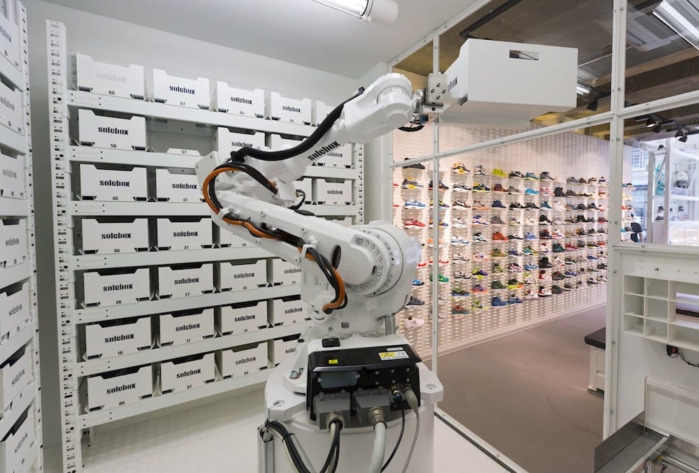Installation mit einem ABB-Roboter in der Berliner Filiale des deutschen Modehändlers Solebox. Hier können Kunden über die Eingabe an einem Bildschirm Schuhe auswählen, die der Roboter dann aus einem Regal entnimmt und in eine Schublade legt. | Foto: ABB