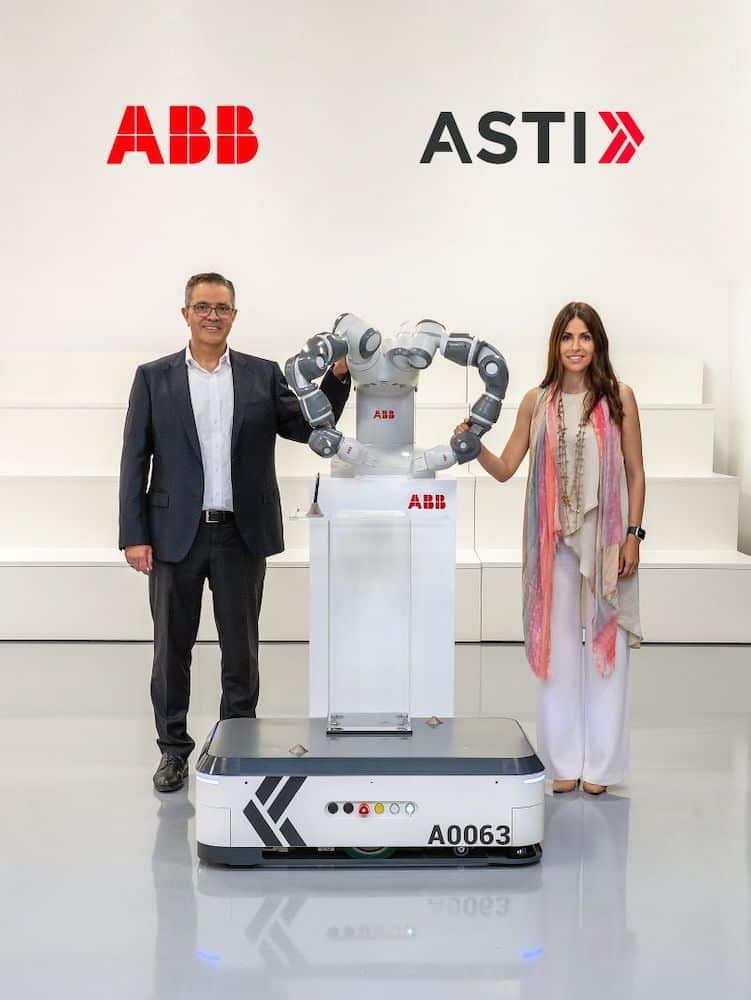 Ami Atiya, Leiter des Geschäftsbereichs Robotik & Fertigungsautomation von ABB und Veronica Pascual Boé, CEO ASTI. | Foto: ABB
