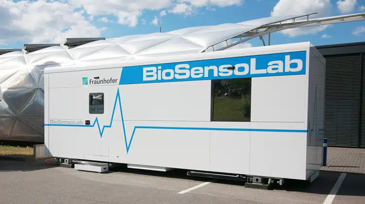 BioSensoLab - die mobile Laboreinheit mit integrierter Hubeinrichtung für Standard-LKW-Fahrgestelle. | Foto: Fraunhofer IBMT, Markus Michel