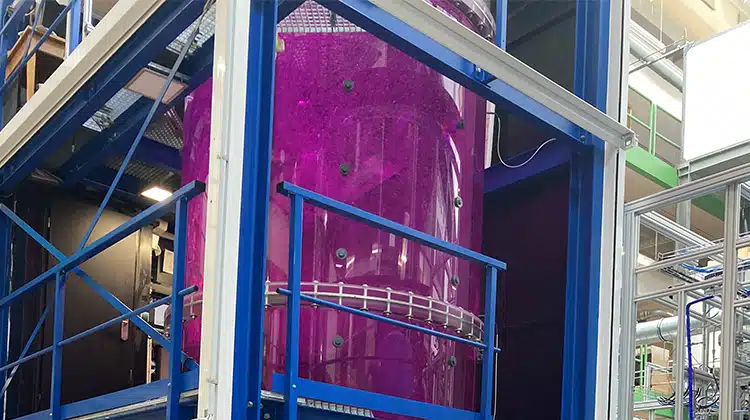 Der 15.000 l gläserne Bioreaktor gibt einzigartige Einblicke in das Strömungsverhalten. | Foto: Universität Stuttgart