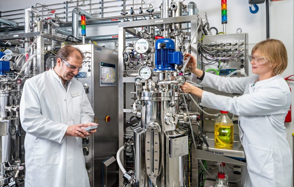 Prof. Dr. Rudolf Hausmann an der Bioreaktoranlage bei der Herstellung von Biotensiden | Foto: Universität Hohenheim / Zentsch
