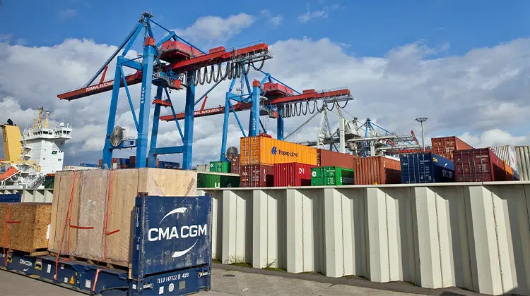 Exportverpackungen aus Holz vor der Verladung im Hafen. | Foto: HPE