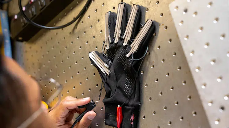 PSA: Ein Handschuh aus einem an der Rice University entwickelten Material, das Coronaviren durch Hitze abtötet, ohne die Haut des Benutzers zu verbrennen. | Foto: Gustavo Raskosky/Rice University