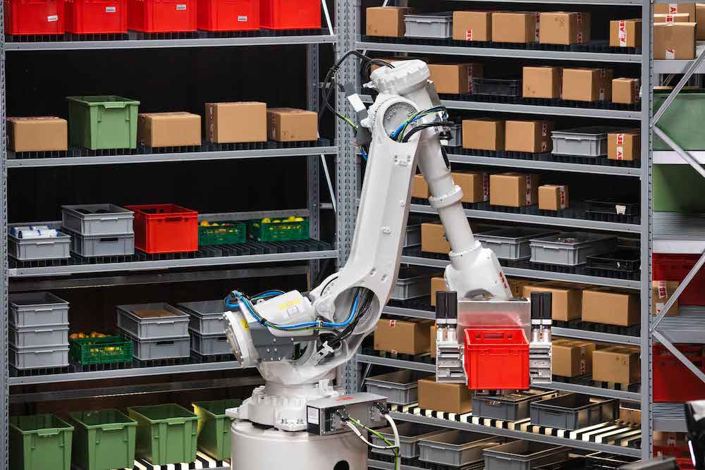 Die Gesamttraglast des FlexBuffer-Roboters beträgt 50 kg. Die Lösung ist in der Lage, bis zu 600 Transportbehälter einzulagern und Sequenzierungen mit bis zu 500 Zyklen pro Stunde auszuführen. | Foto: ABB