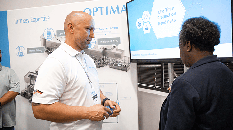 Kyle Will (Team Leader Customer Support, Optima Machinery Corporation) erläutert die Serviceleistungen von Optima in einem der Expertenbereiche. | Foto: Optima