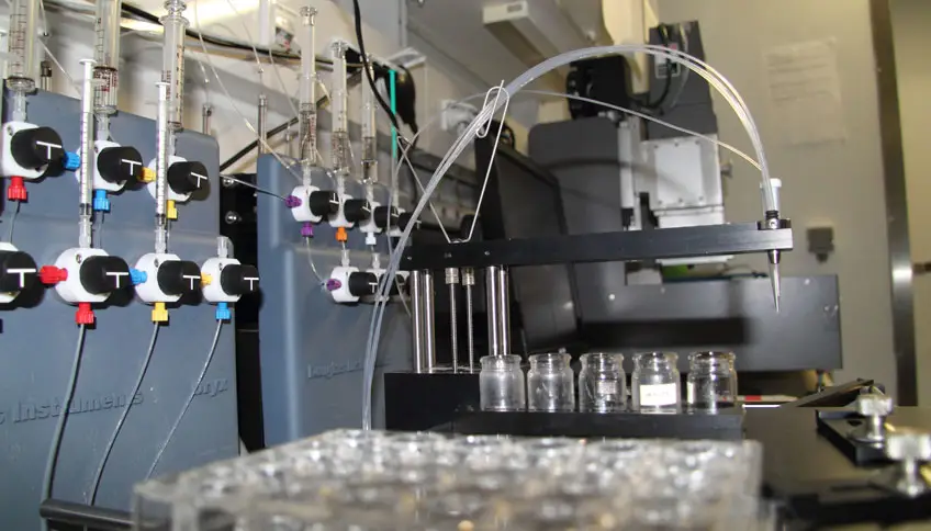 Das CD-Labor verwendet Protein-Kristallographie und Nuclear-Magnetic-Resonance-(NMR)-Spektroskopie zur Strukturaufklärung von medizinisch und biologisch relevanten Proteinen. Proteinstrukturanalysen erfordern Proteine mit hohem Reinheitsgrad, die im Labor synthetisch hergestellt und mit Hochdurchsatzmethoden gereinigt werden. | Foto: Christian Doppler Forschungsgesellschaft