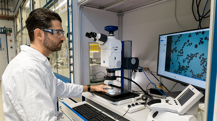 Qualitätskontrolle im Leverkusener Labor des Geschäftsbereichs Liquid Purification Technologies bei LANXESS. | Foto: LANXESS AG