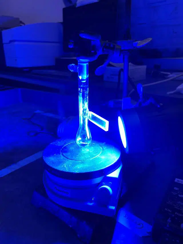 Wenn Iridium mit blauem Licht bestrahlt wird, wird es energetisch angeregt auf das Anthracen-Molekül zu stoßen und ein Wasserstoffatom zu übertragen. Dadurch entsteht eine schwache Bindung. Der Iridium-Katalysator aktiviert Wasserstoffgas und schließt den Zyklus ab. | Foto: Yoonsu Park