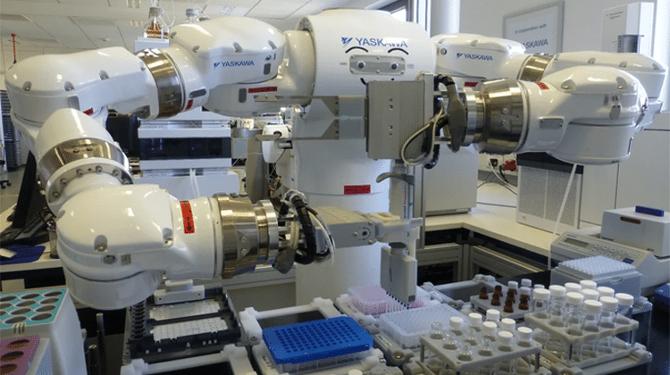 Laborautomation: Yaskawa-Roboter Motoman CSDA10F im Einsatz in der automatisierten Probenvorbereitung. Der Roboter nutzt dabei klassische Multipipetten aus der manuellen Laborarbeit. | Foto: CELISCA