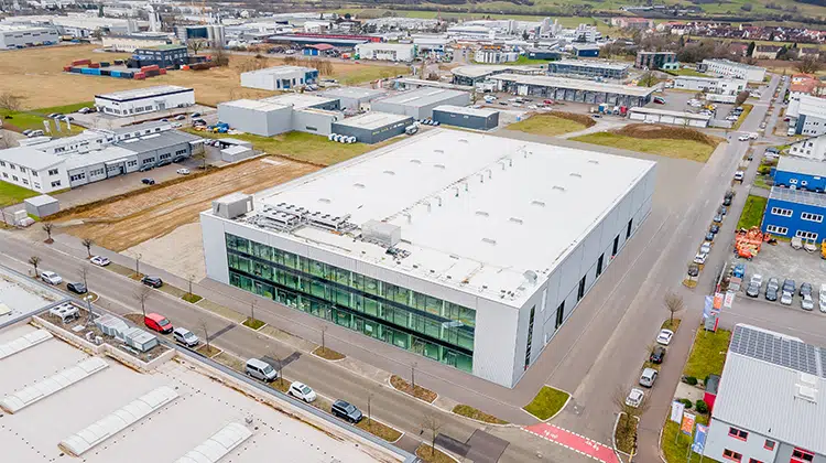 Mit der Eröffnung des neuen CSPE-Center II (Mitte) wächst die Produktionsfläche von Optima Pharma im Schwäbisch Haller Gewerbegebiet Solpark um mehr als 4.000 Quadratmeter. | Foto: Optima