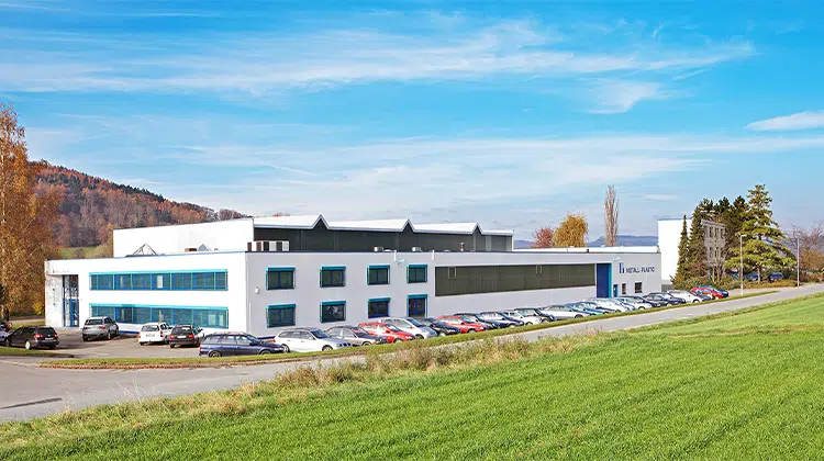Der Firmensitz in Radolfzell am Bodensee: Was bisher die METALL+PLASTIC GmbH war, firmiert ab dem 1.10.2023 unter OPTIMA pharma containment GmbH. An der Expertise ändert sich nichts. | Foto: Optima