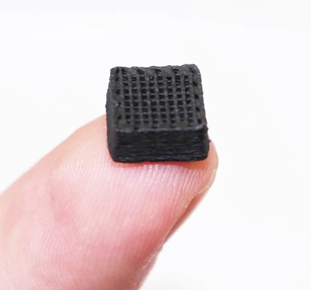 Ein Schellack Testquader von einem Zentimeter Breite aus dem 3D-Drucker. | Foto: Empa