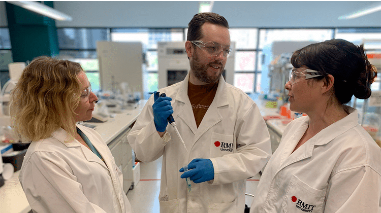 Dr. Céline Valéry, Dr. Jamie Strachan und Professor Charlotte Conn (von links nach rechts) im Labor des RMIT-Teams. | Foto: RMIT University