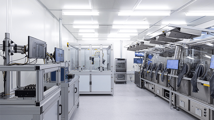 Im Reinraum werden Prozesse mit RPA automatisiert, um die Qualitätskontrolle zu optimieren. | Foto: Fraunhofer IPA/ Rainer Bez