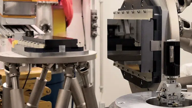 Experimenteller Aufbau der dosiseffizienten Methode der Röntgenbildgebung. Die Röntgenstrahlen durchleuchten die Probe (rechts), werden durch ein Bragg-Mikroskop vergrößert, das aus zwei Siliziumkristallen besteht (Mitte) und mit einem effizienten photonenzählenden Detektor aufgenommen (links) | Foto: Rebecca Spiecker, KIT
