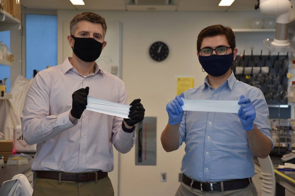 Smart-Pflaster: Professor Daniel Roxbury (links) und der ehemalige Doktorand Mohammad Moein Safaee halten Mikrofasermaterialien, eingebettet in CNTs. | Foto: Negar Rahmani