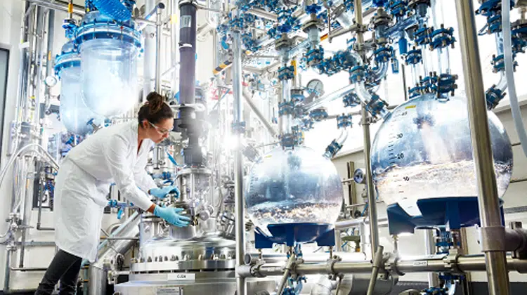 Herstellung eines neuen Wirkstoffmoleküls im Technikum. | Foto: 2020, Peter Ginter