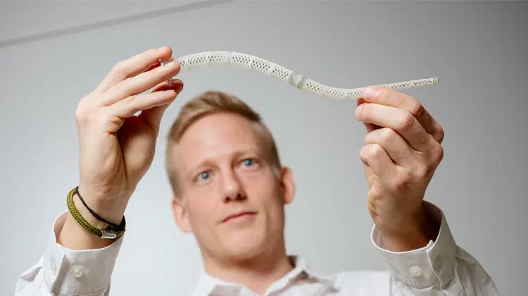 Doktorand Yannik Goergen hat den bionischen Roboterarm im Rahmen seiner Promotion entwickelt. | Foto: Oliver Dietze
