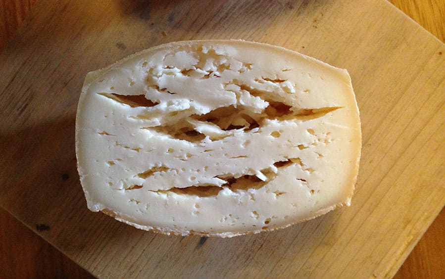 Qualitätssicherung bei Käse: Schadbild durch Buttersäuregärung | Foto: https://www.foodaktuell.ch/