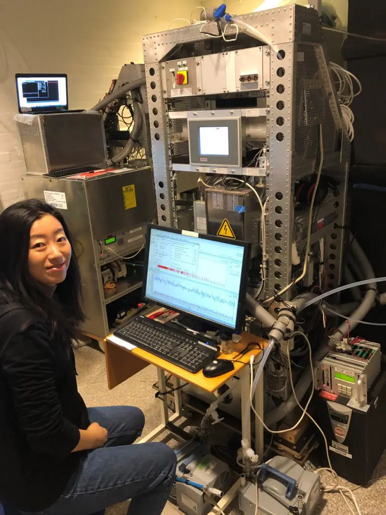 Nijing Wang, Wissenschaftlerin am MPIC, an einem PTR-ToF-MS-Gerät (proton-transfer-reaction time-of-flight mass spectrometry), das Online-Messungen von Hunderten von flüchtigen organischen Verbindungen (VOCs) durchführt | Foto: Privat
