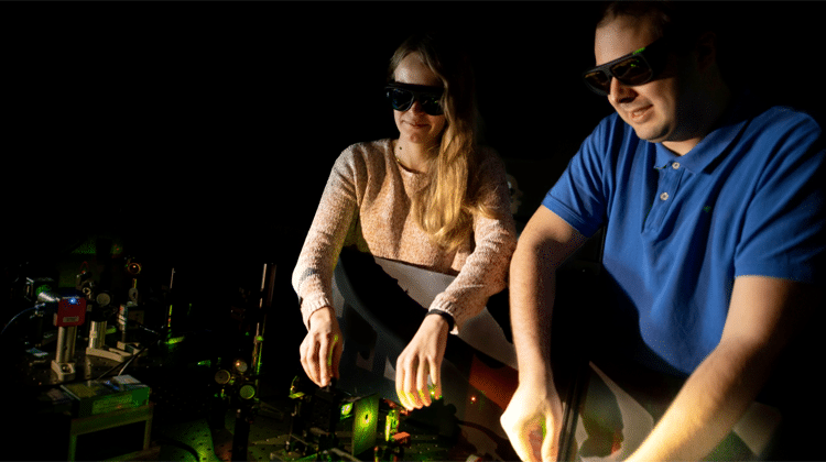 Fiona Cole und Jonas Zähringer, Erstautoren der Publikation, bei der Justierung eines Fluoreszenz-Mikroskops. | Foto: LMU
