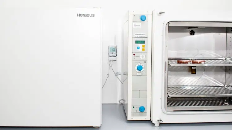 Qualitätssicherung: Monitoring von Temperatur und Luftfeuchtigkeit in den Bereichen Lagerlogistik und Labor | Foto: Testo / Pharma Stulln GmbH