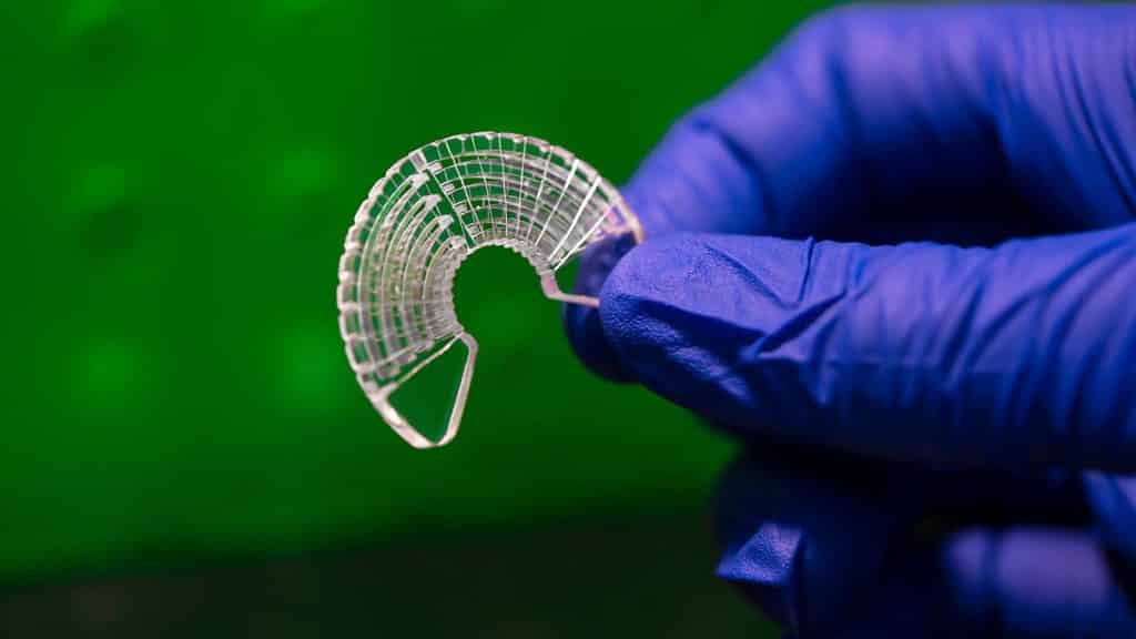 Skelettmuskelzellen gezüchtet: Seidenfasern werden um ein Acrylgehäuse gewickelt, um eine dreidimensionale Zellkulturvorrichtung herzustellen. | Foto: Matt Jensen / UST